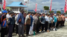 Peserta THK2 dan PPPK mendengarkan Bupati Deiyai Melkianus Mote menyampaikan progres pengangkatan CPNS dan PPPK di halaman Kantor Bupati Deiyai, 14 Agustus 2025.