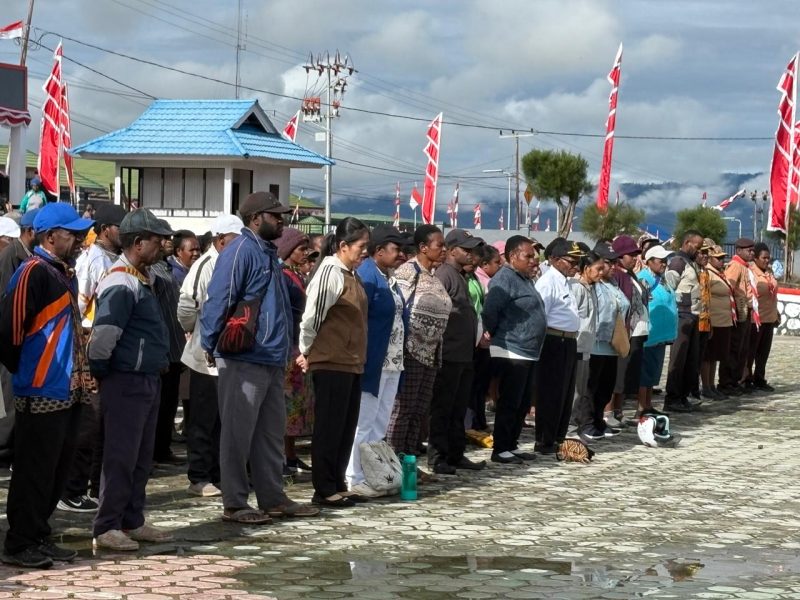 Peserta THK2 dan PPPK mendengarkan Bupati Deiyai Melkianus Mote menyampaikan progres pengangkatan CPNS dan PPPK di halaman Kantor Bupati Deiyai, 14 Agustus 2025.
