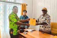 Inspektorat Kabupaten Deiyai menyerahkan hasil review pengelolaan Dana Desa dari 67 kampung kepada DPMK Kabupaten Deiyai pada 14 Agustus 2025. 
