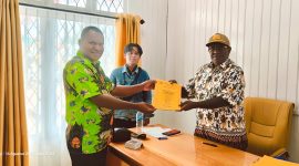 Inspektorat Kabupaten Deiyai menyerahkan hasil review pengelolaan Dana Desa dari 67 kampung kepada DPMK Kabupaten Deiyai pada 14 Agustus 2025. 
