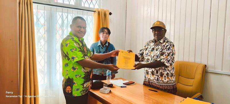 Inspektorat Kabupaten Deiyai menyerahkan hasil review pengelolaan Dana Desa dari 67 kampung kepada DPMK Kabupaten Deiyai pada 14 Agustus 2025. 