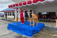 Bupati Deiyai memimpin gladi bersih HUT RI ke-80 di halaman Kantor Bupati, diikuti Paskibraka dan jajaran pemerintah daerah, Jumat (15/8/2025).