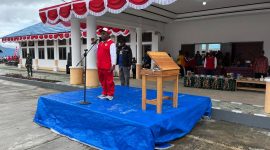 Bupati Deiyai memimpin gladi bersih HUT RI ke-80 di halaman Kantor Bupati, diikuti Paskibraka dan jajaran pemerintah daerah, Jumat (15/8/2025).
