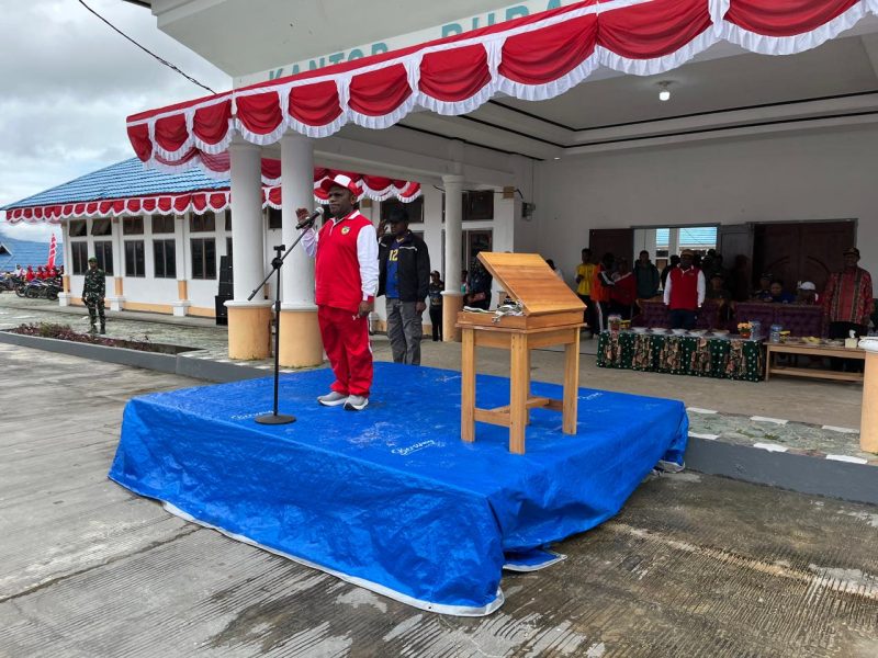 Bupati Deiyai memimpin gladi bersih HUT RI ke-80 di halaman Kantor Bupati, diikuti Paskibraka dan jajaran pemerintah daerah, Jumat (15/8/2025).