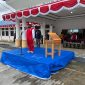 Bupati Deiyai memimpin gladi bersih HUT RI ke-80 di halaman Kantor Bupati, diikuti Paskibraka dan jajaran pemerintah daerah, Jumat (15/8/2025).