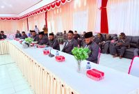 Suasana rapat paripurna DPRD Kabupaten Deiyai yang membahas Ranperda Perubahan APBD 2025 di Aula Sekwan DPRD pada Jumat, 15 Agustus 2025. Terlihat para pimpinan dewan dan bupati beserta jajarannya