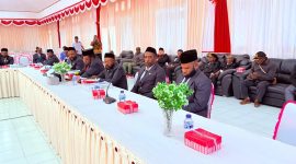 Suasana rapat paripurna DPRD Kabupaten Deiyai yang membahas Ranperda Perubahan APBD 2025 di Aula Sekwan DPRD pada Jumat, 15 Agustus 2025. Terlihat para pimpinan dewan dan bupati beserta jajarannya