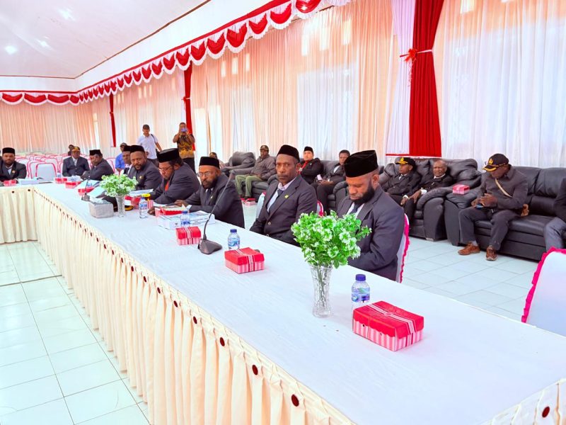 Suasana rapat paripurna DPRD Kabupaten Deiyai yang membahas Ranperda Perubahan APBD 2025 di Aula Sekwan DPRD pada Jumat, 15 Agustus 2025. Terlihat para pimpinan dewan dan bupati beserta jajarannya