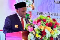 Bupati Deiyai Melkianus Mote saat memberikan sambutan pada Rapat Paripurna DPRD Kabupaten Deiyai, Jumat (15/8/2025), membahas penempatan guru dan tenaga kesehatan sesuai kampung asal.
