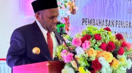Bupati Deiyai Melkianus Mote saat memberikan sambutan pada Rapat Paripurna DPRD Kabupaten Deiyai, Jumat (15/8/2025), membahas penempatan guru dan tenaga kesehatan sesuai kampung asal.
