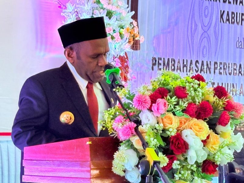 Bupati Deiyai Melkianus Mote saat memberikan sambutan pada Rapat Paripurna DPRD Kabupaten Deiyai, Jumat (15/8/2025), membahas penempatan guru dan tenaga kesehatan sesuai kampung asal.
