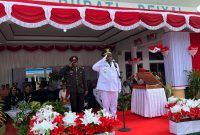 Bupati Melkianus Mote, ST, memimpin upacara peringatan HUT ke-80 RI di halaman kantor bupati, Minggu (17/8). Ribuan peserta dari berbagai kalangan antusias mengikuti jalannya upacara.
