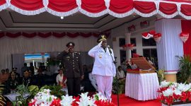 Bupati Melkianus Mote, ST, memimpin upacara peringatan HUT ke-80 RI di halaman kantor bupati, Minggu (17/8). Ribuan peserta dari berbagai kalangan antusias mengikuti jalannya upacara.
