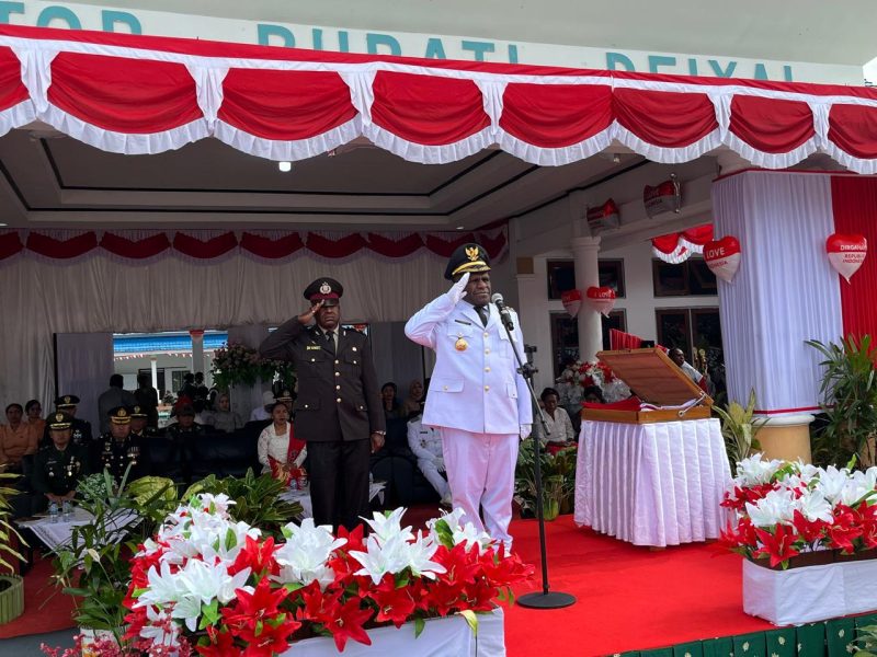 Bupati Melkianus Mote, ST, memimpin upacara peringatan HUT ke-80 RI di halaman kantor bupati, Minggu (17/8). Ribuan peserta dari berbagai kalangan antusias mengikuti jalannya upacara.
