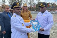 Bupati Deiyai Melkianus Mote, ST menyerahkan SK secara simbolis kepada THK2 usai upacara dihalaman kantor Bupati Deiyai pada Minggu 17 Agustus 2025. 