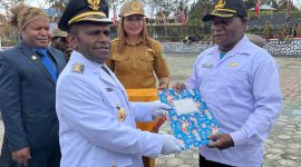 Bupati Deiyai Melkianus Mote, ST menyerahkan SK secara simbolis kepada THK2 usai upacara dihalaman kantor Bupati Deiyai pada Minggu 17 Agustus 2025. 