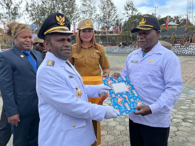 Bupati Deiyai Melkianus Mote, ST menyerahkan SK secara simbolis kepada THK2 usai upacara dihalaman kantor Bupati Deiyai pada Minggu 17 Agustus 2025. 