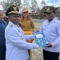 Bupati Deiyai Melkianus Mote, ST menyerahkan SK secara simbolis kepada THK2 usai upacara dihalaman kantor Bupati Deiyai pada Minggu 17 Agustus 2025. 