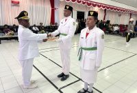 Momen kebersamaan antara Bupati Deiyai, Melkianus Mote, dan anggota Paskibra 2025 dalam acara resepsi dan pembubaran yang penuh haru.
