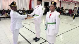 Momen kebersamaan antara Bupati Deiyai, Melkianus Mote, dan anggota Paskibra 2025 dalam acara resepsi dan pembubaran yang penuh haru.
