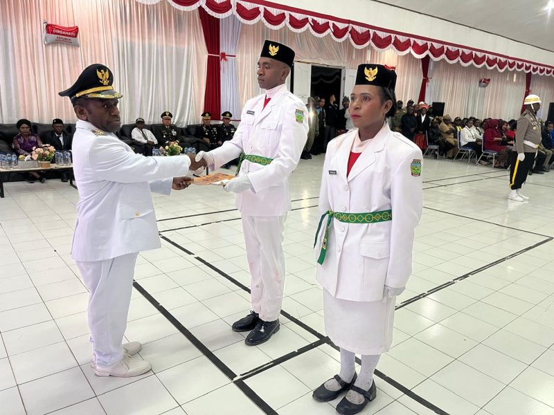 Momen kebersamaan antara Bupati Deiyai, Melkianus Mote, dan anggota Paskibra 2025 dalam acara resepsi dan pembubaran yang penuh haru.
