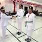 Momen kebersamaan antara Bupati Deiyai, Melkianus Mote, dan anggota Paskibra 2025 dalam acara resepsi dan pembubaran yang penuh haru.
