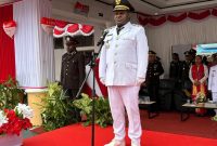 Wakil Bupati Deiyai, Ayub Pigome, memimpin upacara penurunan bendera HUT RI ke-80 di Deiyai. Prosesi berlangsung khidmat, menunjukkan semangat nasionalisme yang kuat. 