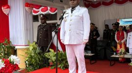 Wakil Bupati Deiyai, Ayub Pigome, memimpin upacara penurunan bendera HUT RI ke-80 di Deiyai. Prosesi berlangsung khidmat, menunjukkan semangat nasionalisme yang kuat. 