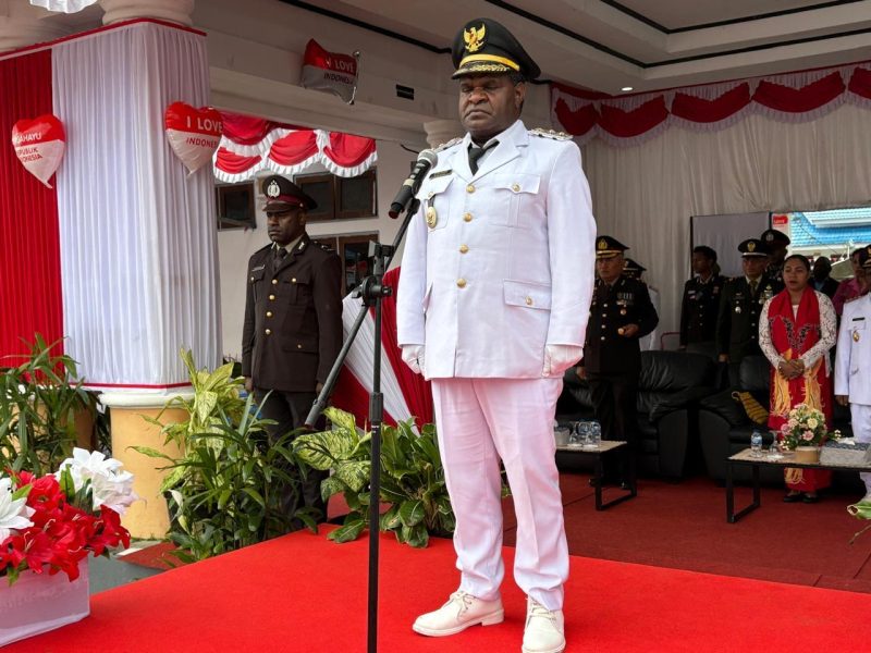Wakil Bupati Deiyai, Ayub Pigome, memimpin upacara penurunan bendera HUT RI ke-80 di Deiyai. Prosesi berlangsung khidmat, menunjukkan semangat nasionalisme yang kuat. 