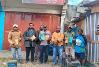 Angginak Sepi Wanimbo bersama rekan menyerahkan buku bacaan kepada Ketua Komunitas Weneninu, Erik Tabuni, di Sinakma, Wamena (17/8/2025).