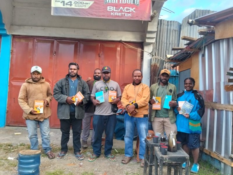 Angginak Sepi Wanimbo bersama rekan menyerahkan buku bacaan kepada Ketua Komunitas Weneninu, Erik Tabuni, di Sinakma, Wamena (17/8/2025).