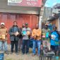Angginak Sepi Wanimbo bersama rekan menyerahkan buku bacaan kepada Ketua Komunitas Weneninu, Erik Tabuni, di Sinakma, Wamena (17/8/2025).