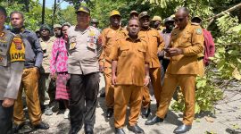 Bupati Deiyai Melkianus Mote, ST bersama Bupati Paniai dan Dogiyai saat meninjau lokasi longsor di KM 141 Trans Papua untuk memastikan percepatan penanganan jalan utama penghubung antar kabupaten.