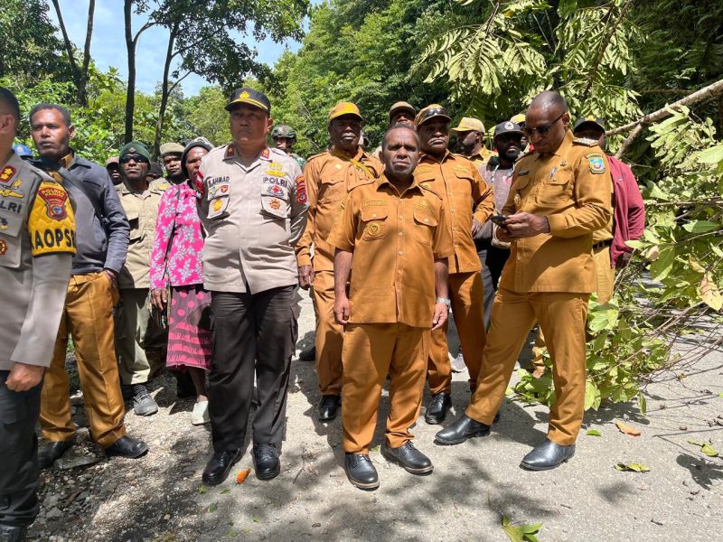 Bupati Deiyai Melkianus Mote, ST bersama Bupati Paniai dan Dogiyai saat meninjau lokasi longsor di KM 141 Trans Papua untuk memastikan percepatan penanganan jalan utama penghubung antar kabupaten.
