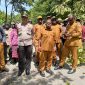 Bupati Deiyai Melkianus Mote, ST bersama Bupati Paniai dan Dogiyai saat meninjau lokasi longsor di KM 141 Trans Papua untuk memastikan percepatan penanganan jalan utama penghubung antar kabupaten.