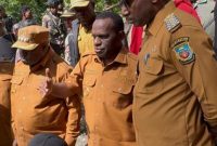 Bupati Deiyai Melkianus Mote, ST bersama Bupati Paniai Yampit Nawipa, Amd.Tek dan Bupati Dogiyai Yudas Tebai, S.Pd., M.Si tengah diskusi di saat peninjauan longsor di KM 141 pada Selasa, 19 Agustus 2025. 