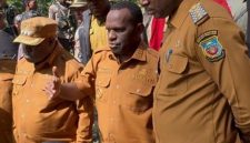 Bupati Deiyai Melkianus Mote, ST bersama Bupati Paniai Yampit Nawipa, Amd.Tek dan Bupati Dogiyai Yudas Tebai, S.Pd., M.Si tengah diskusi di saat peninjauan longsor di KM 141 pada Selasa, 19 Agustus 2025. 