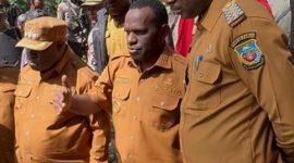 Bupati Deiyai Melkianus Mote, ST bersama Bupati Paniai Yampit Nawipa, Amd.Tek dan Bupati Dogiyai Yudas Tebai, S.Pd., M.Si tengah diskusi di saat peninjauan longsor di KM 141 pada Selasa, 19 Agustus 2025. 