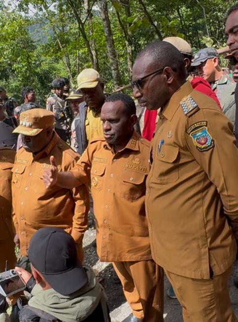 Bupati Deiyai Melkianus Mote, ST bersama Bupati Paniai Yampit Nawipa, Amd.Tek dan Bupati Dogiyai Yudas Tebai, S.Pd., M.Si tengah diskusi di saat peninjauan longsor di KM 141 pada Selasa, 19 Agustus 2025. 