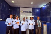 Bupati Deiyai, Melkianus Mote dan Wakil Bupati bersama Kabag BPKAD, dan Pimpinan Bank Papua saat usai membuka rekening 