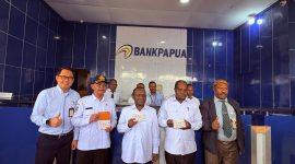 Bupati Deiyai, Melkianus Mote dan Wakil Bupati bersama Kabag BPKAD, dan Pimpinan Bank Papua saat usai membuka rekening 
