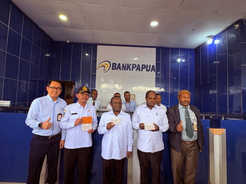 Bupati Deiyai, Melkianus Mote dan Wakil Bupati bersama Kabag BPKAD, dan Pimpinan Bank Papua saat usai membuka rekening 