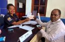 Wakil Bupati Deiyai saat membuka Buku Rekening 