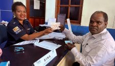 Wakil Bupati Deiyai saat membuka Buku Rekening 
