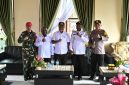 ​Wakil Gubernur Papua Tengah, Deinas Geley (tengah), didampingi oleh para bupati dari Paniai, Deiyai, Komandan TNI/POLRI dalam pertemuan di Paniai pada Rabu, 20 Agustus 2025. 