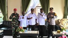 ​Wakil Gubernur Papua Tengah, Deinas Geley (tengah), didampingi oleh para bupati dari Paniai, Deiyai, Komandan TNI/POLRI dalam pertemuan di Paniai pada Rabu, 20 Agustus 2025. 