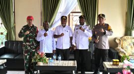 ​Wakil Gubernur Papua Tengah, Deinas Geley (tengah), didampingi oleh para bupati dari Paniai, Deiyai, Komandan TNI/POLRI dalam pertemuan di Paniai pada Rabu, 20 Agustus 2025. 