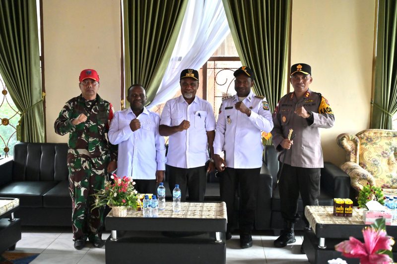 ​Wakil Gubernur Papua Tengah, Deinas Geley (tengah), didampingi oleh para bupati dari Paniai, Deiyai, Komandan TNI/POLRI dalam pertemuan di Paniai pada Rabu, 20 Agustus 2025. 