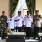 ​Wakil Gubernur Papua Tengah, Deinas Geley (tengah), didampingi oleh para bupati dari Paniai, Deiyai, Komandan TNI/POLRI dalam pertemuan di Paniai pada Rabu, 20 Agustus 2025. 