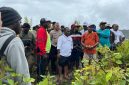 Bupati Deiyai, Melkianus Mote, ST, bersama Wakil Bupati Ayub Pigome dan sejumlah kepala OPD saat meninjau lokasi peluapan air di Kampung Deemaago, Kamis (22/8/2025).